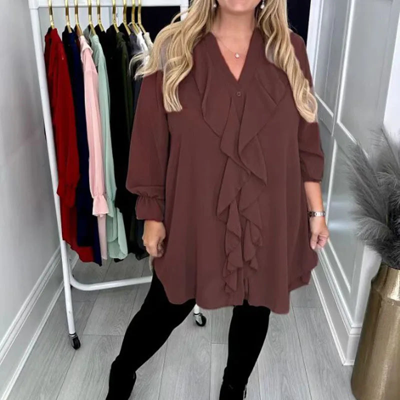 Modische Damenbluse mit Rüschen und dezenten Pailletten