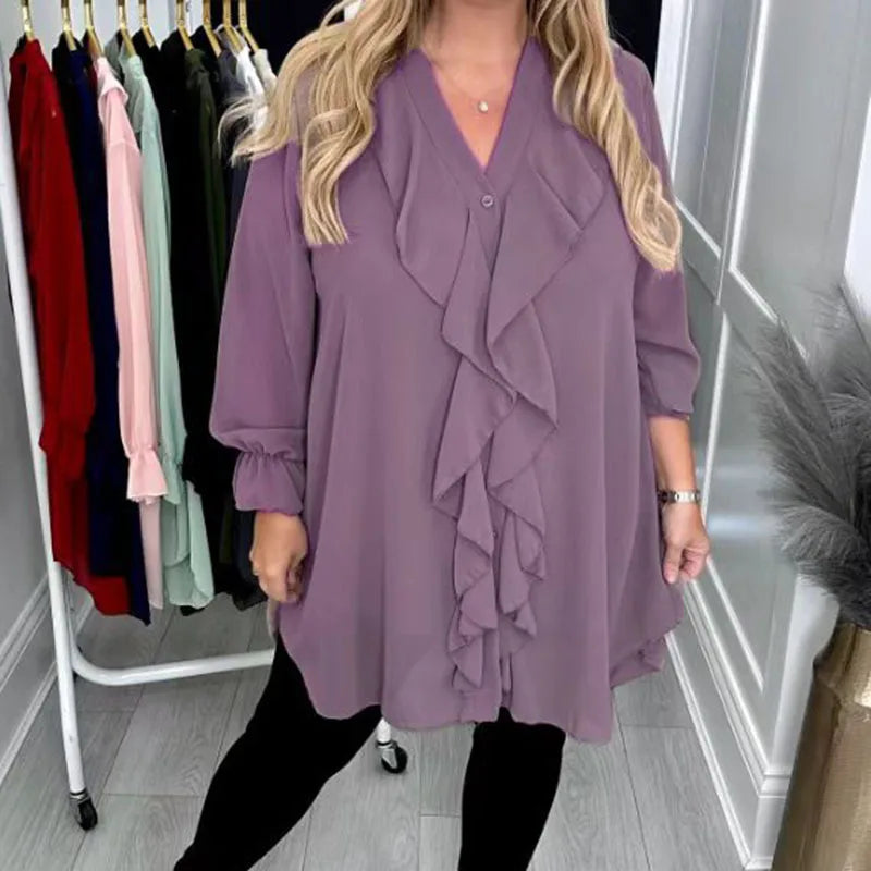 Modische Damenbluse mit Rüschen und dezenten Pailletten