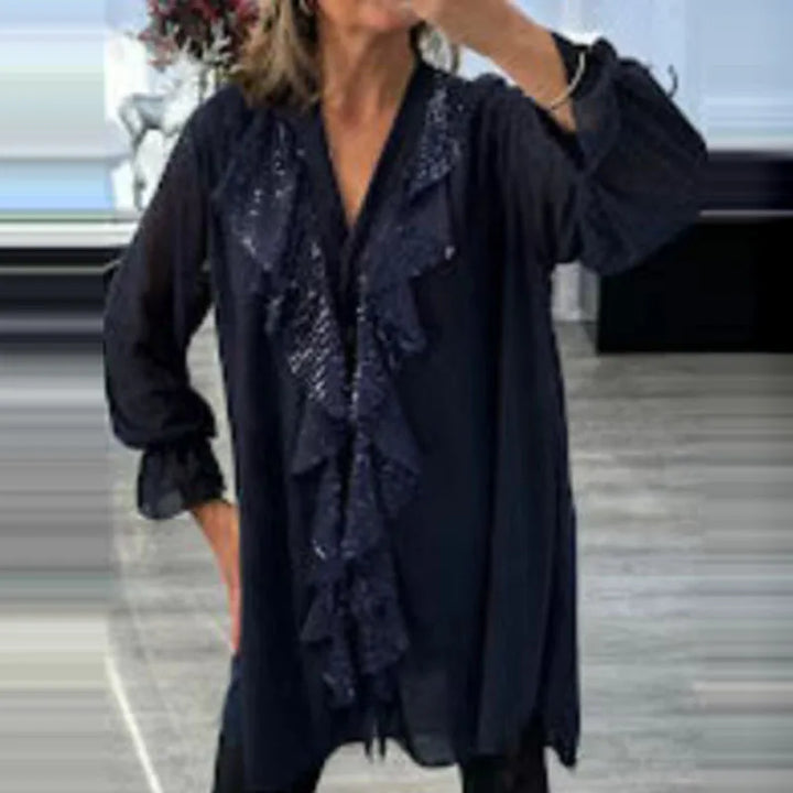 Modische Damenbluse mit Rüschen und dezenten Pailletten