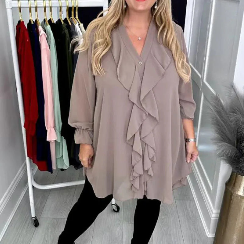 Modische Damenbluse mit Rüschen und dezenten Pailletten