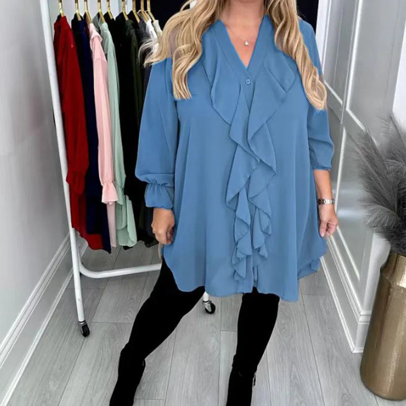 Modische Damenbluse mit Rüschen und dezenten Pailletten