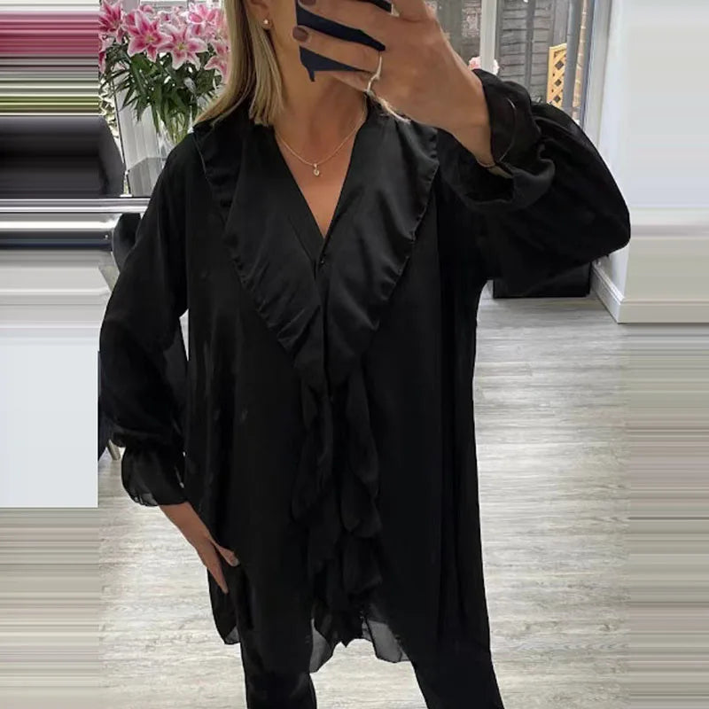 Modische Damenbluse mit Rüschen und dezenten Pailletten